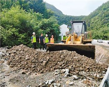 降雨致108國(guó)道 周至山區(qū)段多處塌方